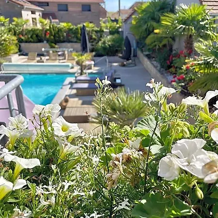 De La De La Croix Avec Piscine Et Parking A 4 Minutes De L'a26 Oda ve Kahvaltı Villechétif