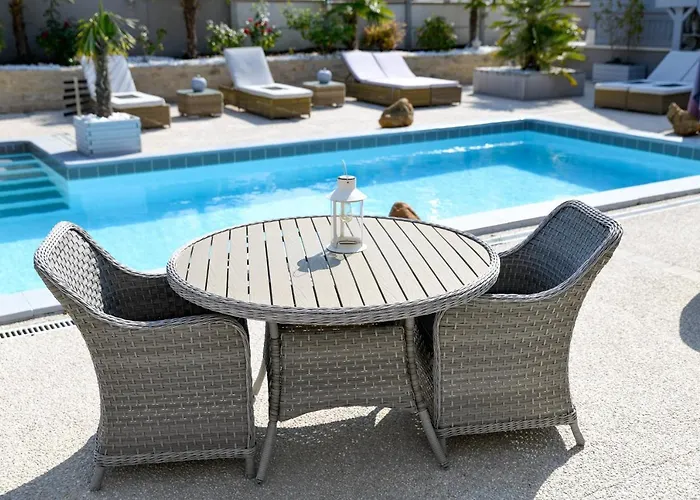 De La De La Croix Avec Piscine Et Parking A 4 Minutes De L'a26 Bed & Breakfast